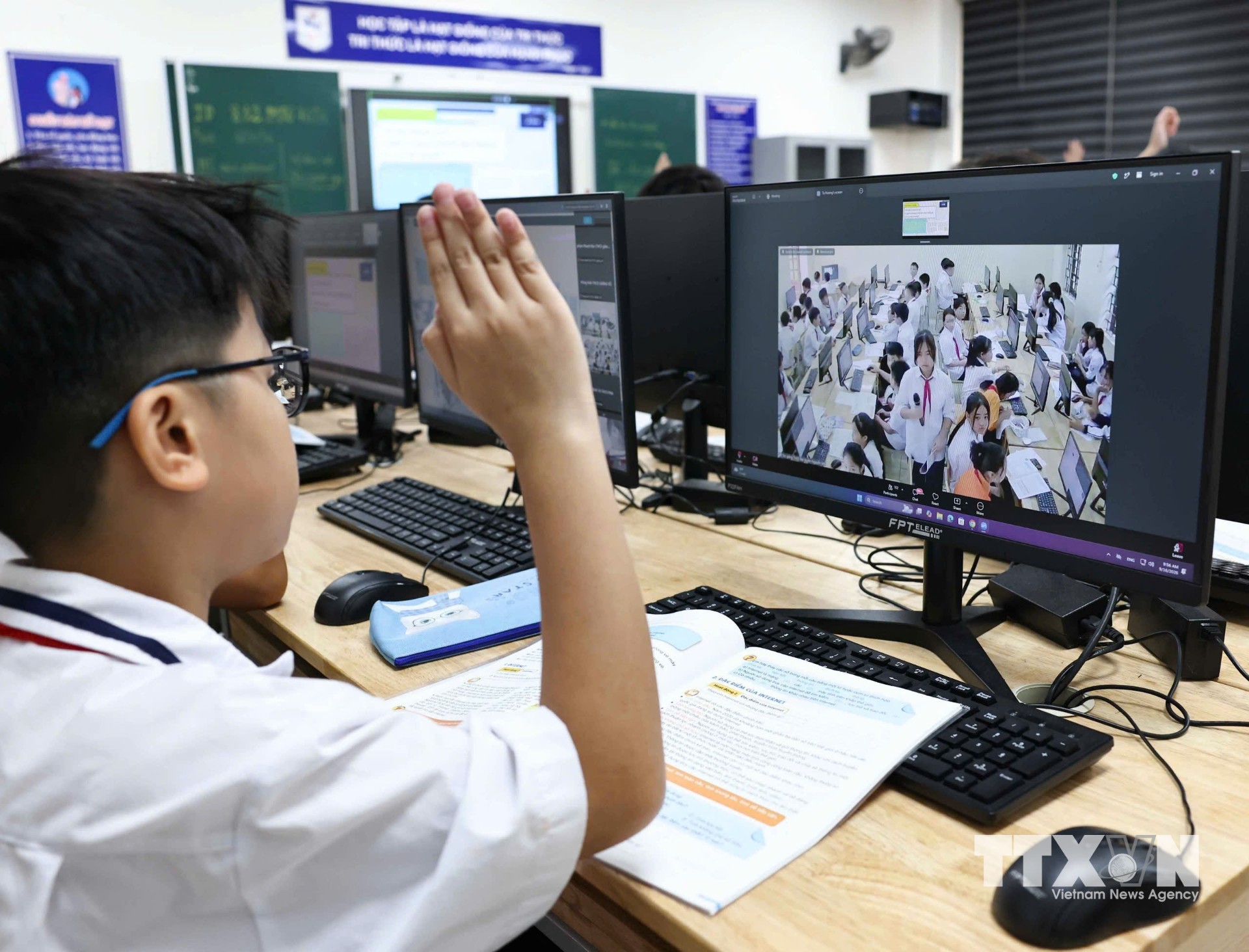 Học sinh tại điểm cầu trung tâm sôi nổi tương tác với các thành viên trong lớp học và cùng thực hiện nhiệm vụ học tập với học sinh các điểm cầu vệ tinh. (Ảnh: Thanh Tùng/TTXVN)